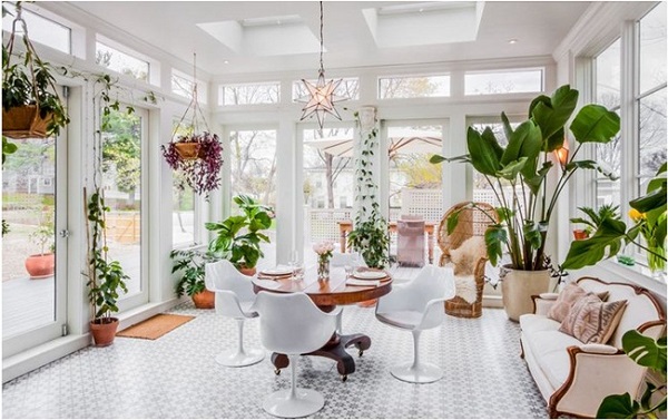 Màu trắng thể hiện sự hiện đại kết hợp cùng các cây xanh – thể hiện sự gần gũi với với thiên nhiên giúp bạn thoải mái và thư giãn bên cạnh “vườn thượng uyển” trong căn hộ