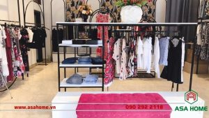 Để tránh nhàm chán và tạo điểm thu hút, thì shop đã sử dụng vách ngăn, quầy thu ngân bằng gỗ.